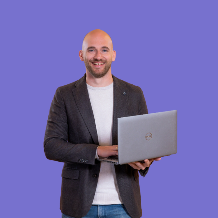 Persoon met laptop glimlacht naar voren