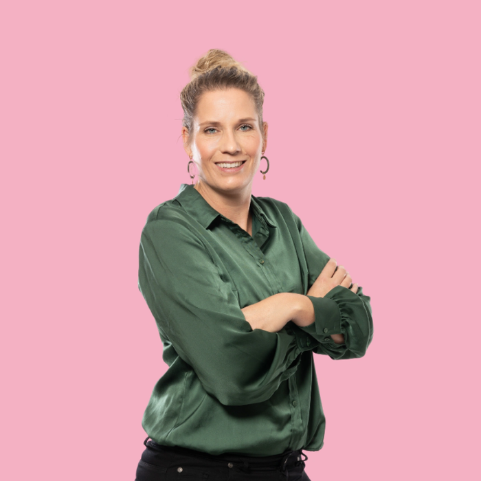 Persoon in groen shirt, armen over
