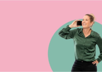 Persoon in groen shirt met telefoon