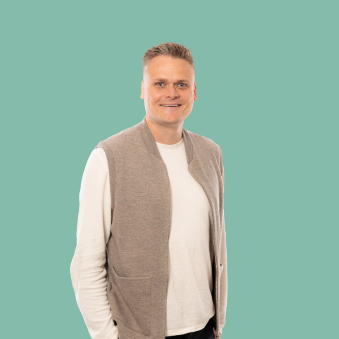 Persoon glimlacht en kijkt naar voren