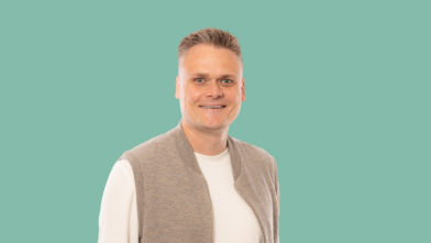 Persoon glimlacht en kijkt naar voren