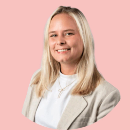 Portret met lichte blazer, roze achtergrond