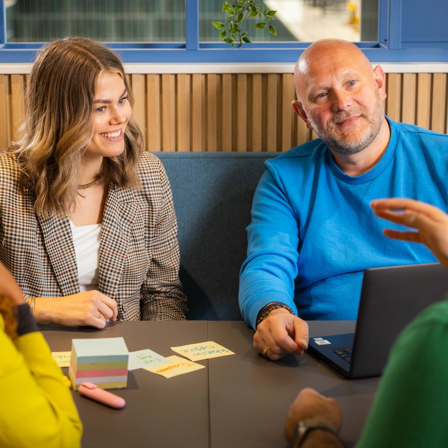 Twee mensen in gesprek op kantoorbank