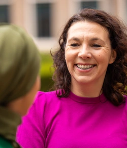 Vrouw glimlacht tijdens gesprek