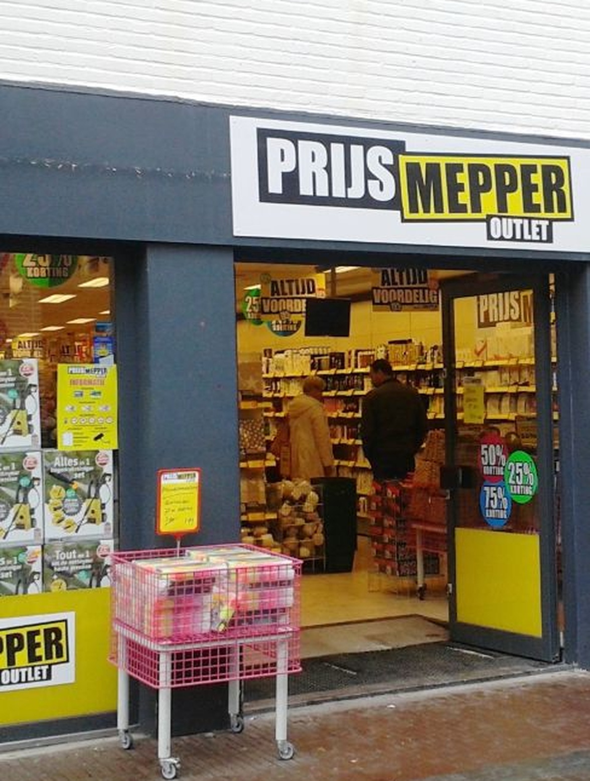Winkel ingang met PrijsMepper bord en aanbiedingen
