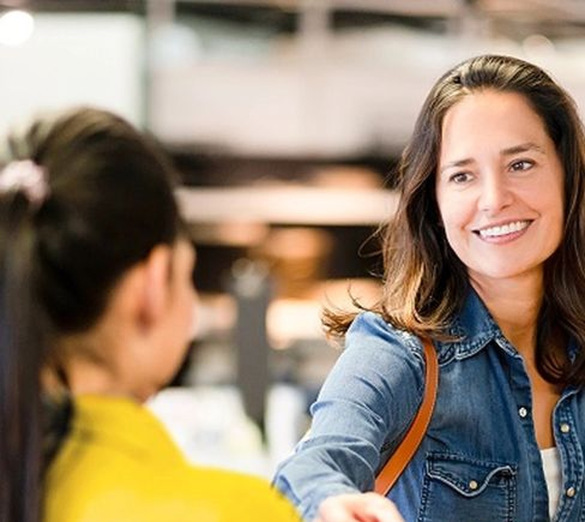 Klant betaalt bij balie in winkel