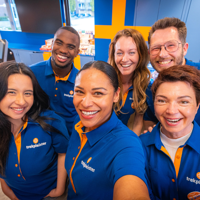 Zes collega’s maken selfie in winkel