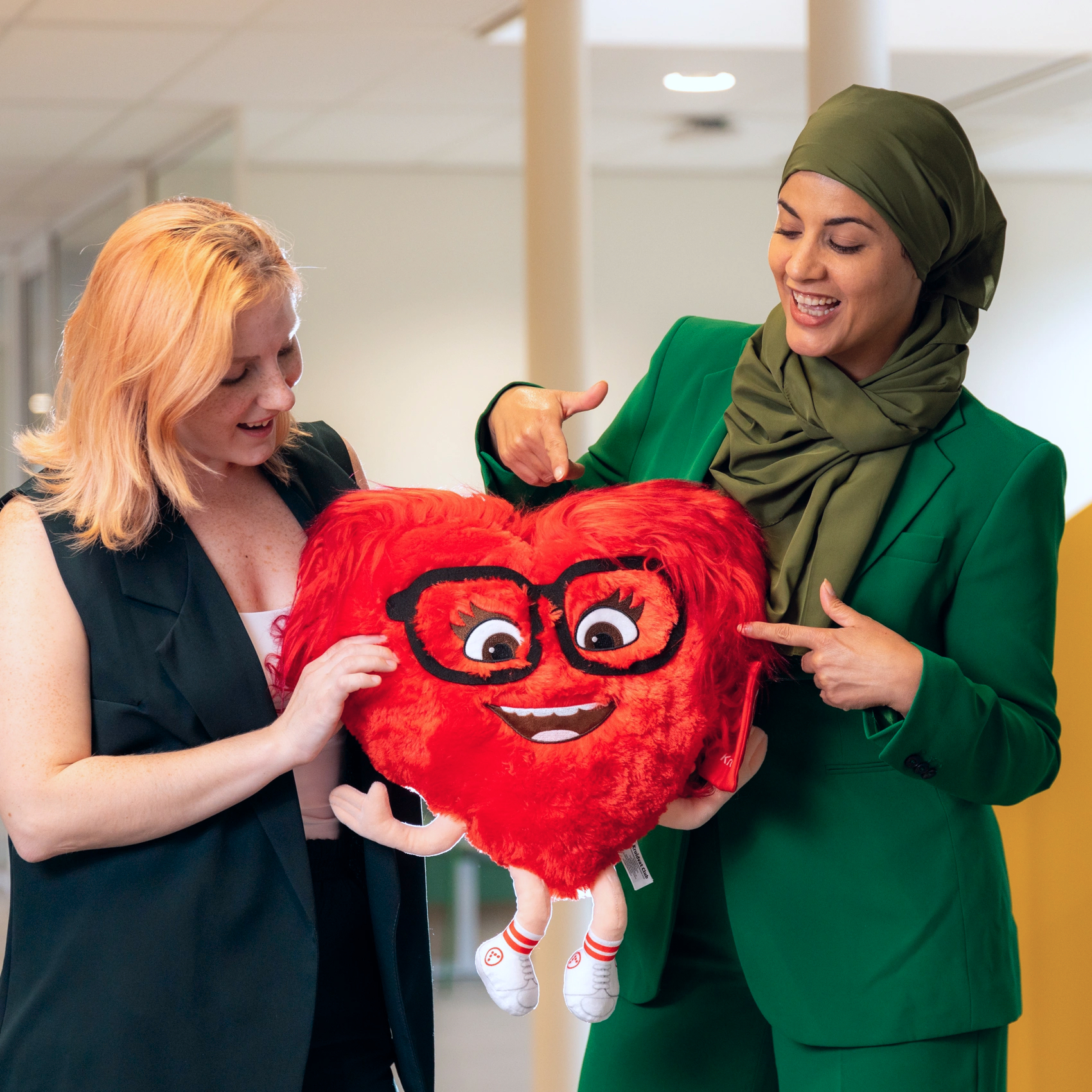 Twee personen met rood hart knuffel