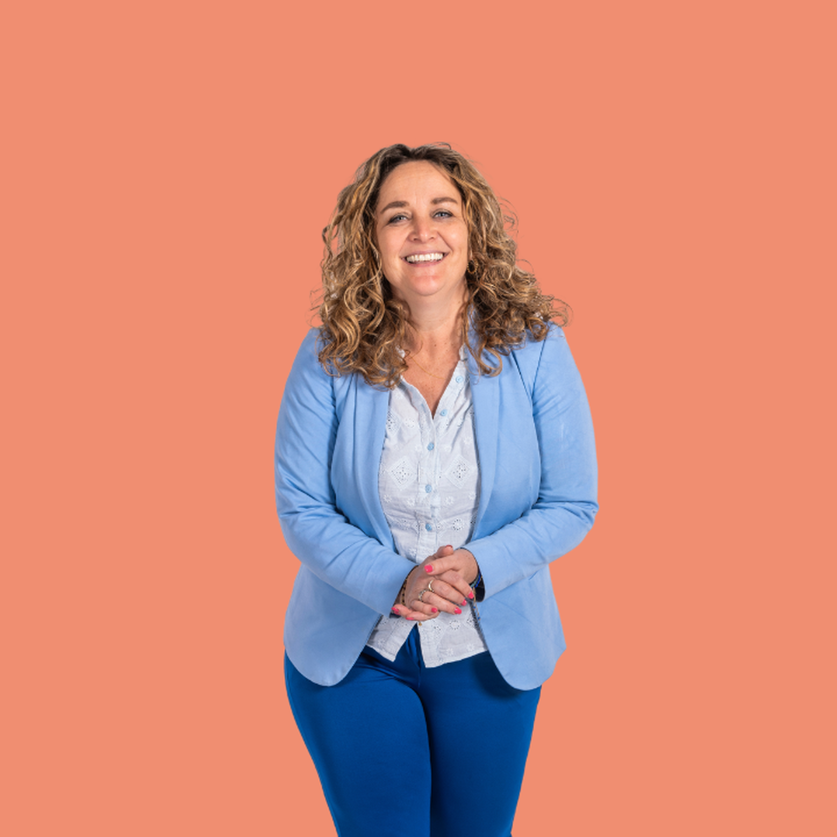 Persoon in blauwe blazer op oranje achtergrond