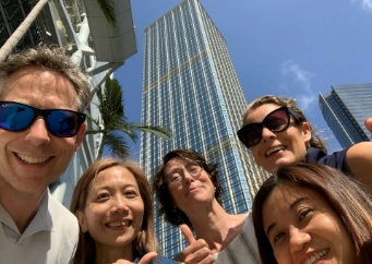 Groep maakt selfie voor wolkenkrabber