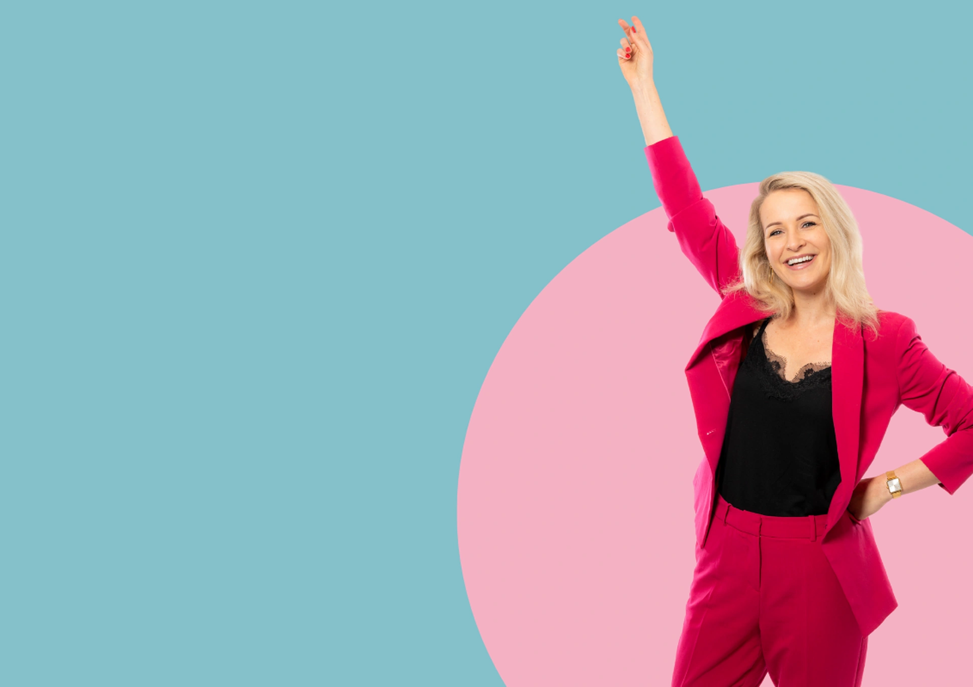 Persoon in roze pak steekt arm omhoog