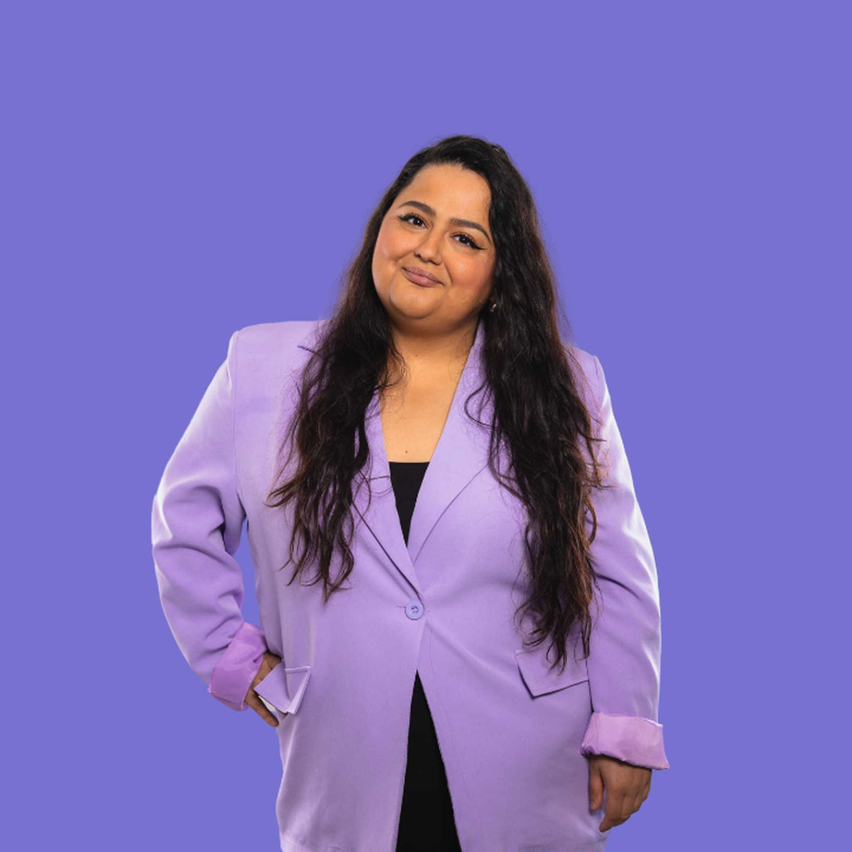 Vrouw in een paarse blazer tegen een paarse achtergrond.