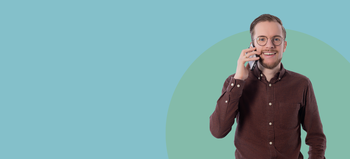 Medewerker voert een telefoongesprek tegen een grafische achtergrond.