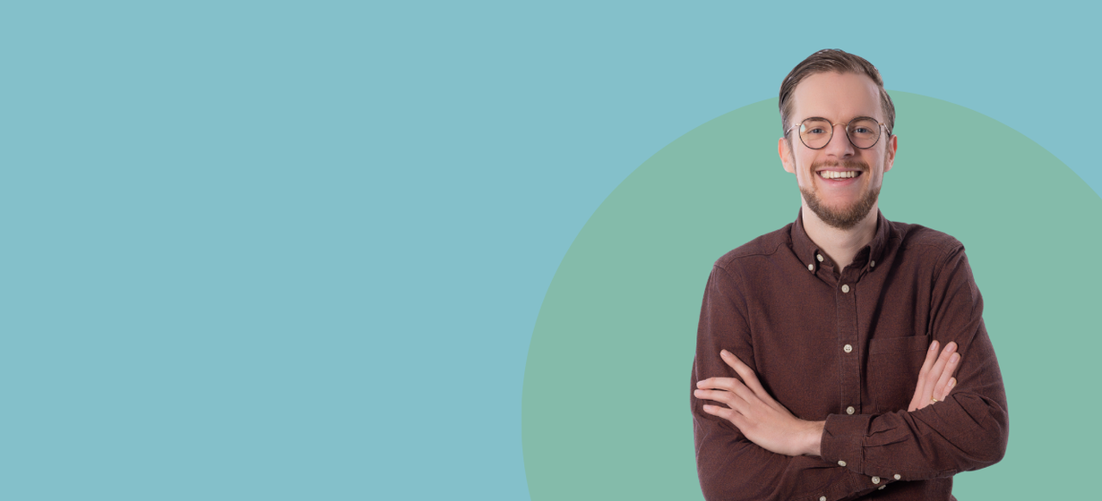 Medewerker voert een telefoongesprek tegen een grafische achtergrond.