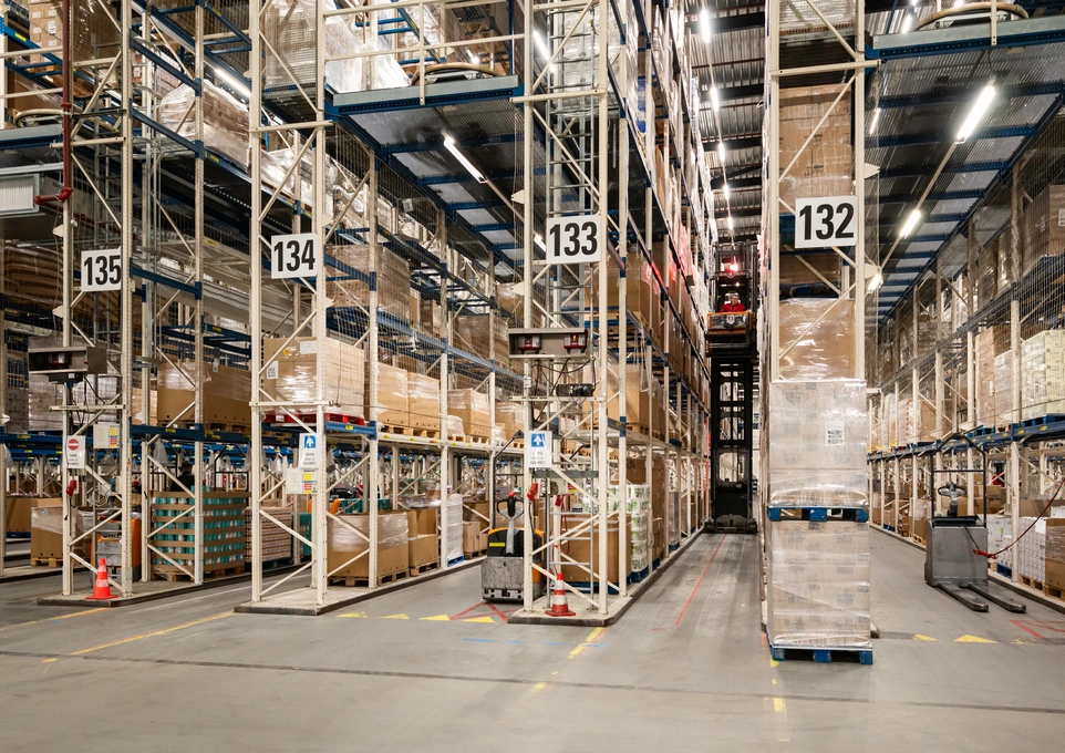 magazijn met hoge stellingen en pallets