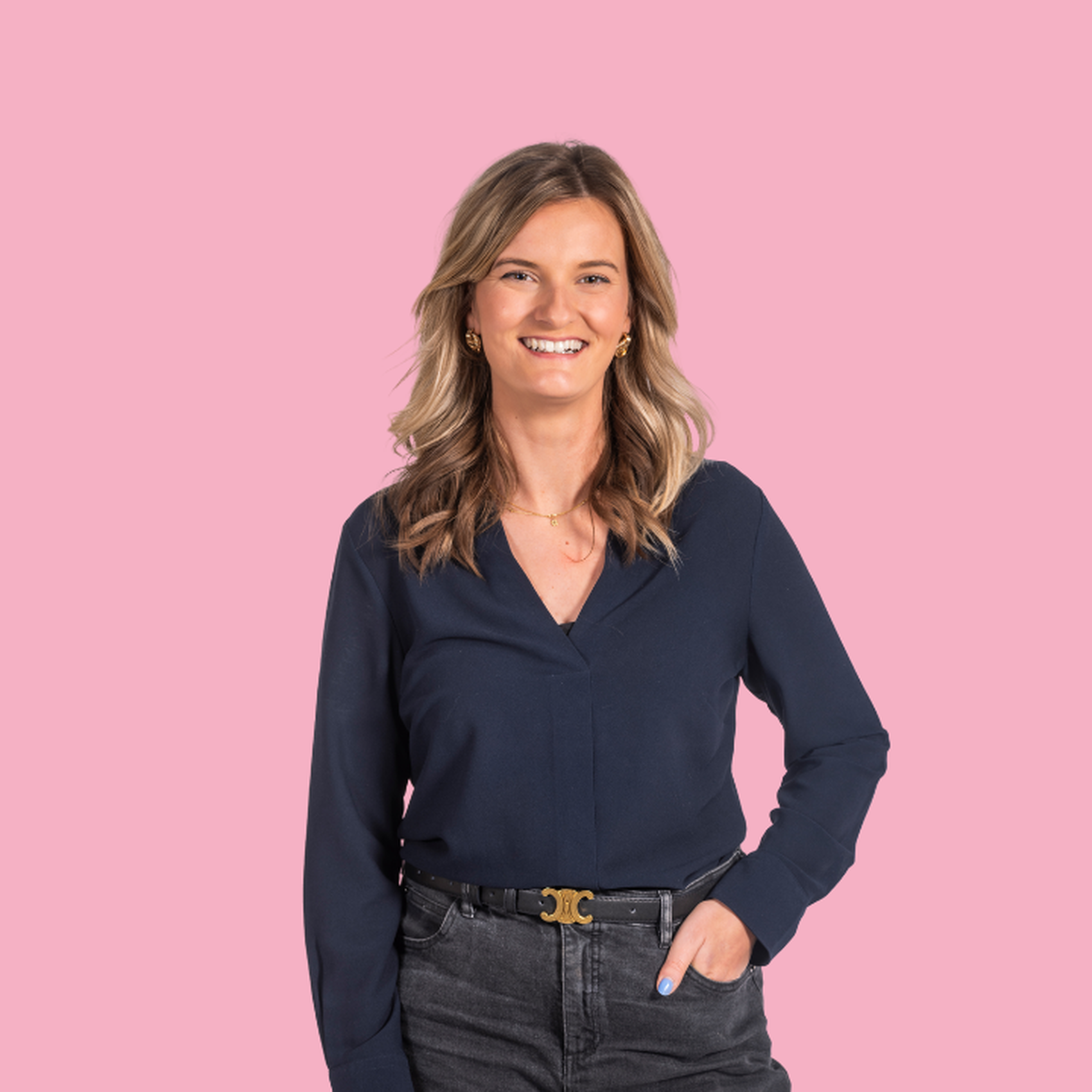 Persoon in donkere blouse op roze achtergrond