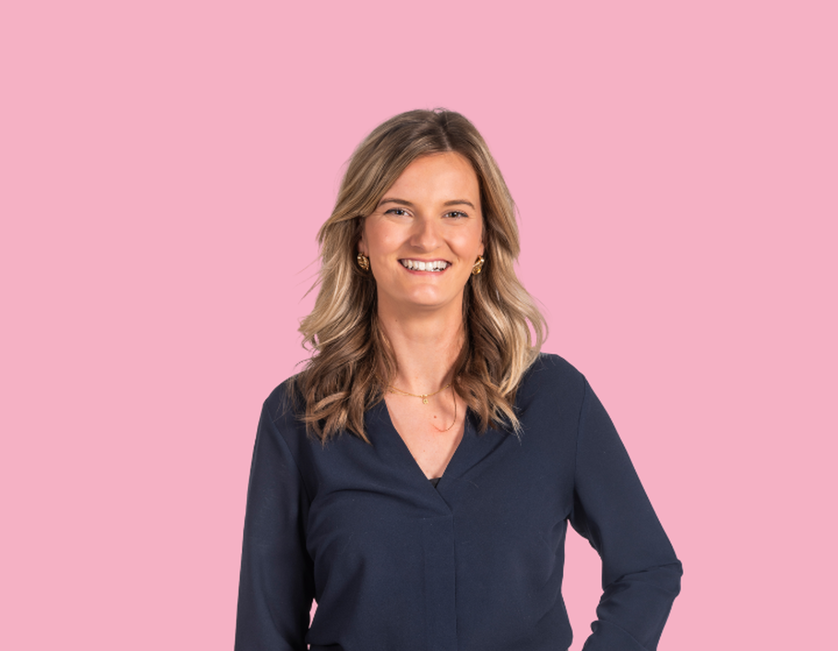 Persoon in donkere blouse op roze achtergrond