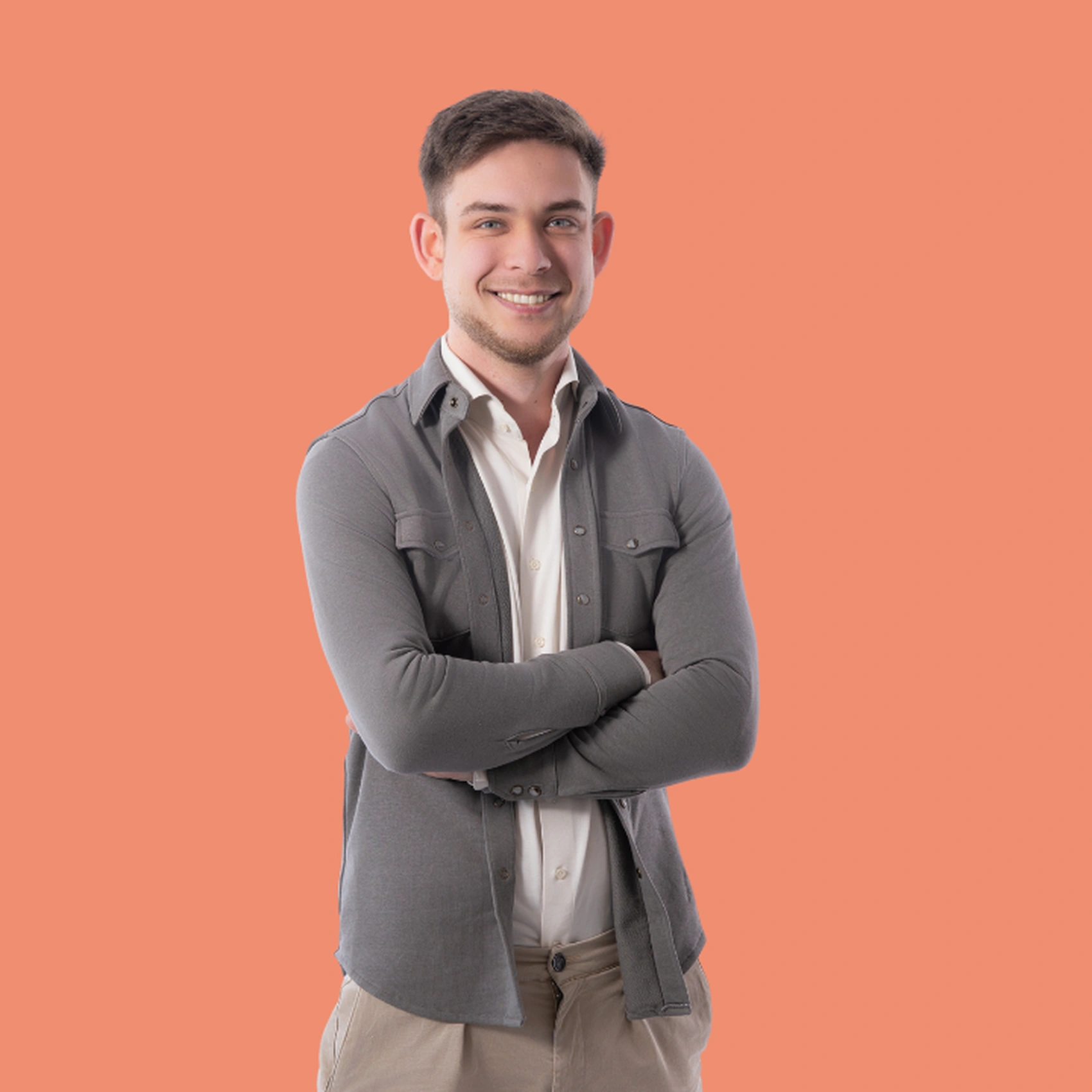 Persoon met gekruiste armen, oranje bg