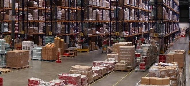 Dozen pallets en dozen in groot magazijn