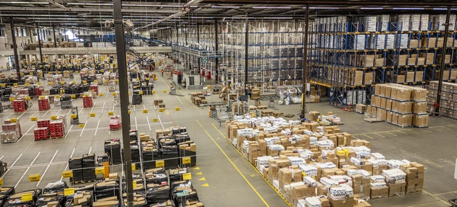 Groot magazijn met pallets en stellingen