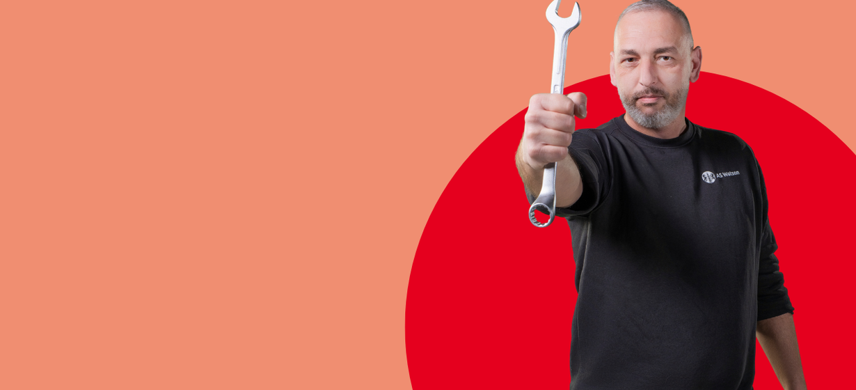 Medewerker in AS Watson-kleding poseert tegen een grafische achtergrond.