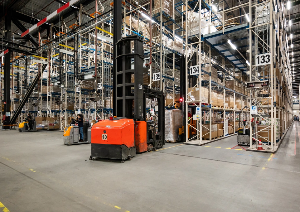 Groot magazijn met heftruck en stellingen