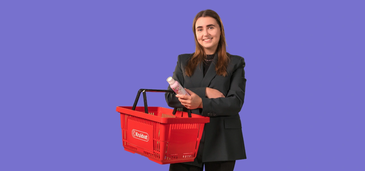 persoon met winkelmand en product op paarse bg Provide your feedback on BizChat