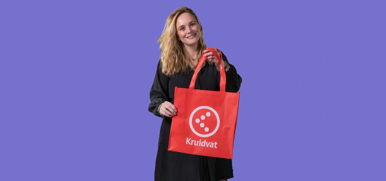 Persoon met rode Kruidvat tas op paarse bg