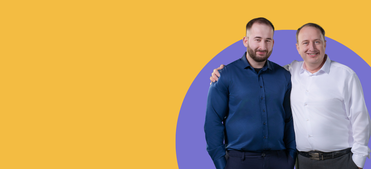 Twee medewerkers poseren samen tegen een grafische achtergrond.