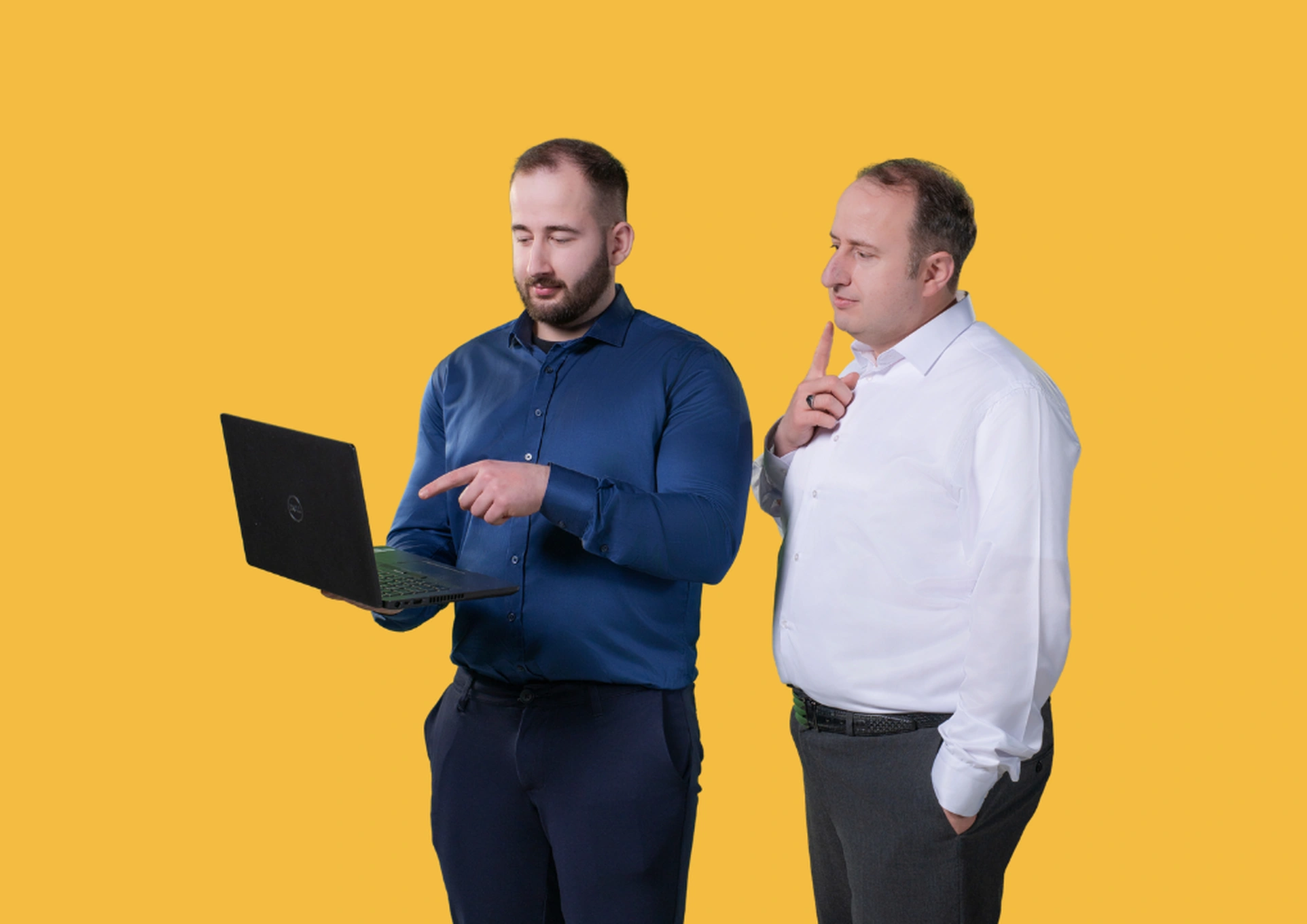 Twee personen bekijken laptop op gele bg