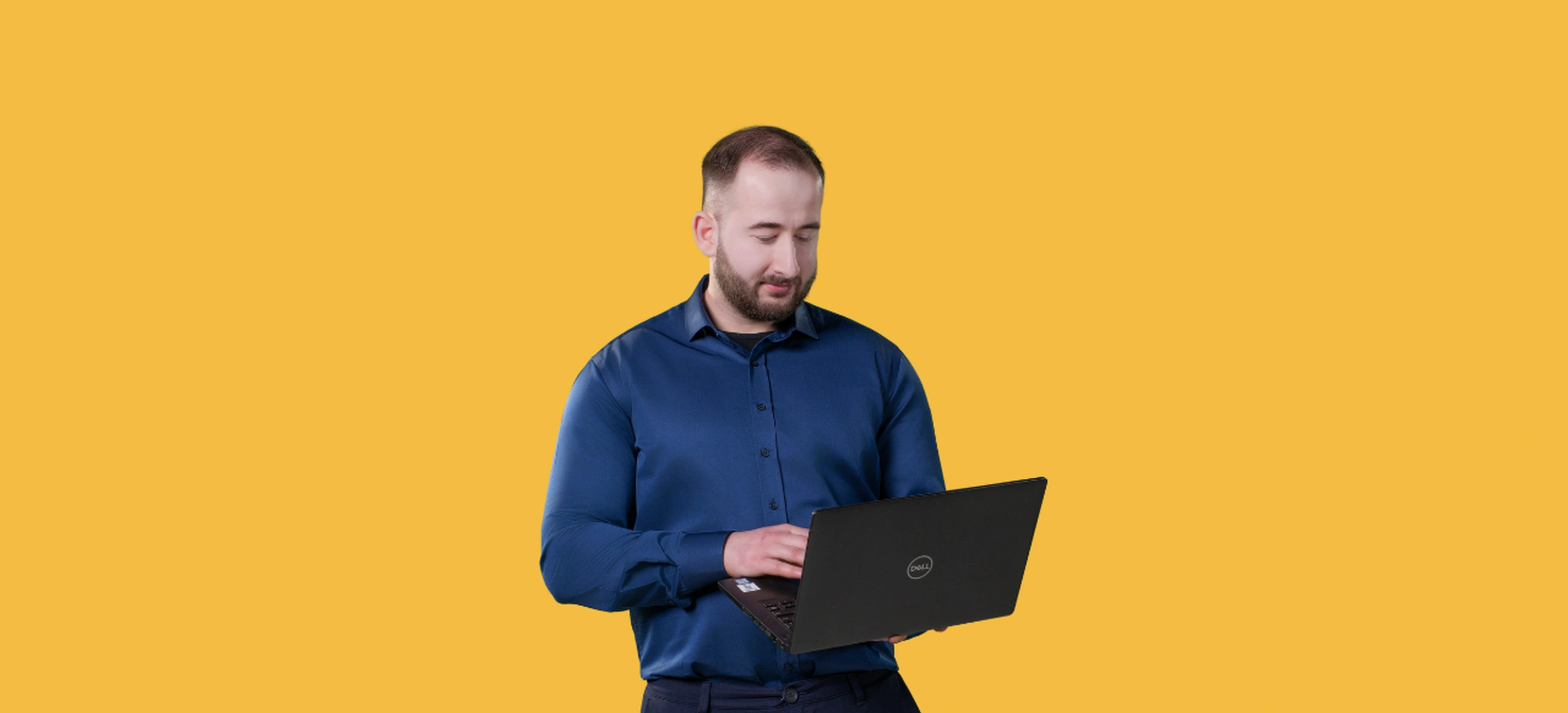 Persoon gebruikt laptop op gele achtergrond