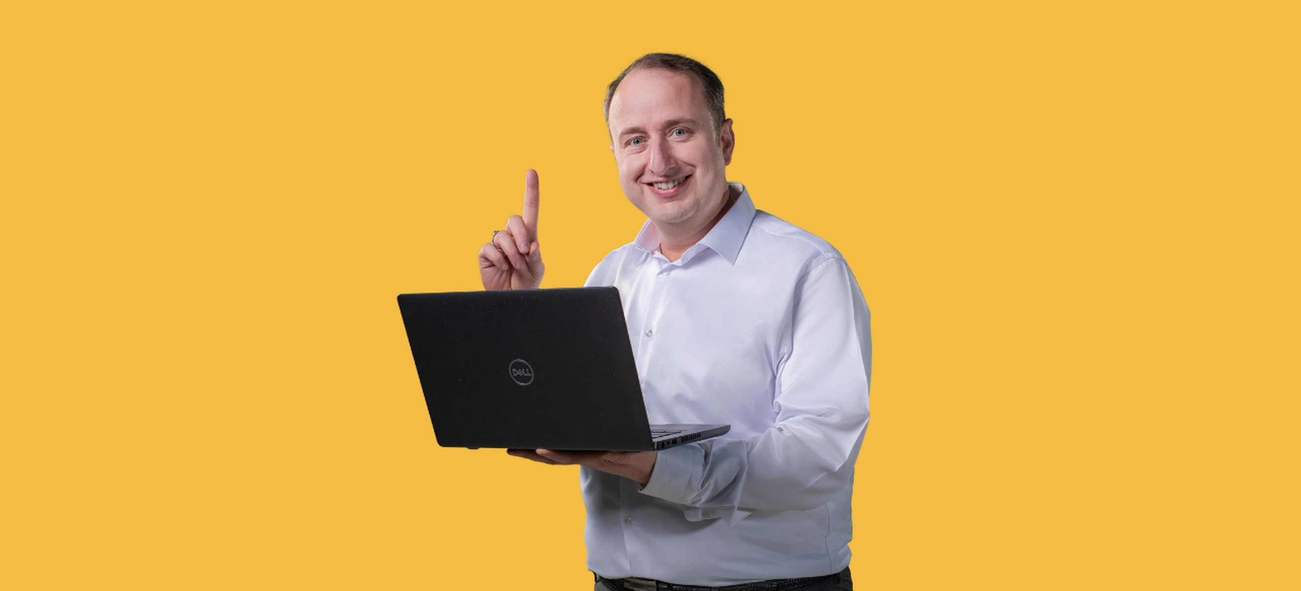 Persoon met laptop steekt vinger omhoog