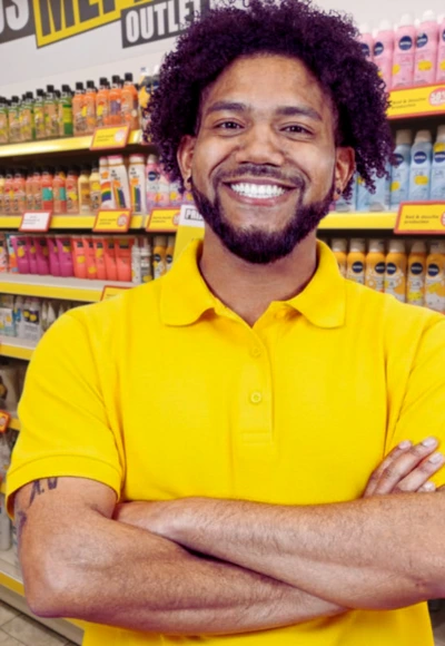 Medewerker in een Prijsmepper-winkel tussen de verzorgingsproducten