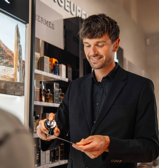 Visagist brengt make-up aan bij model voor spiegel