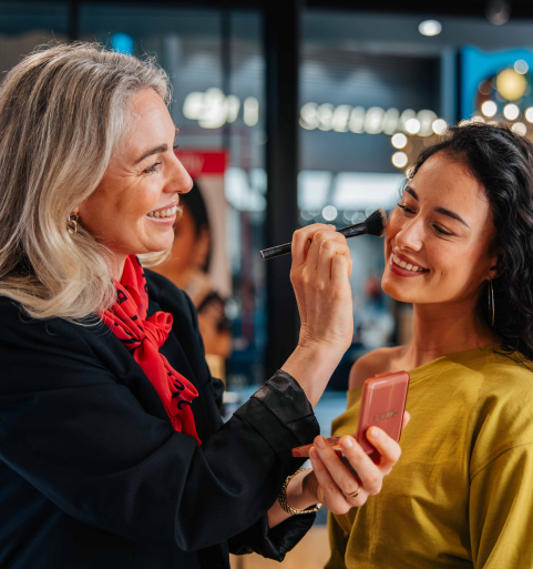 Advies over make-up in een cosmeticawinkel