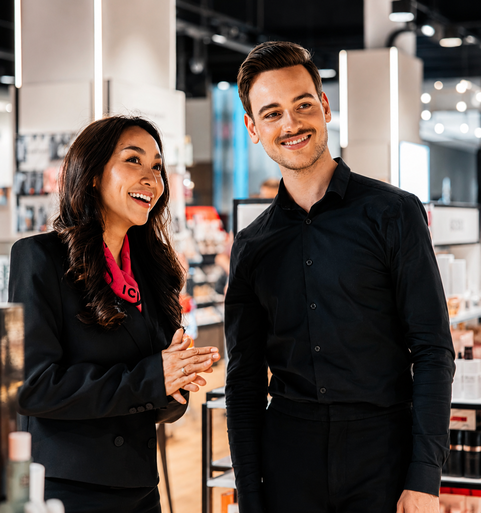 Deux employ&eacute;s discutent dans un magasin de beaut&eacute;