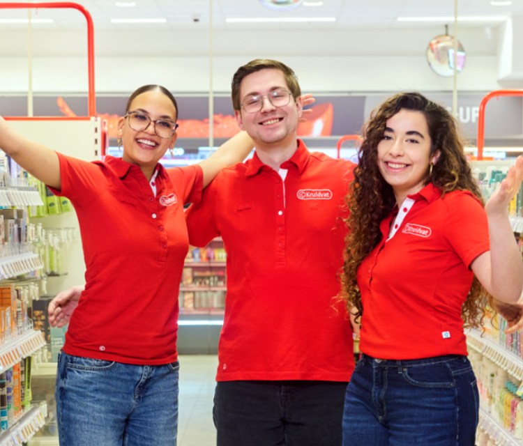 Équipe Kruidvat accueillante en magasin, prête à aider