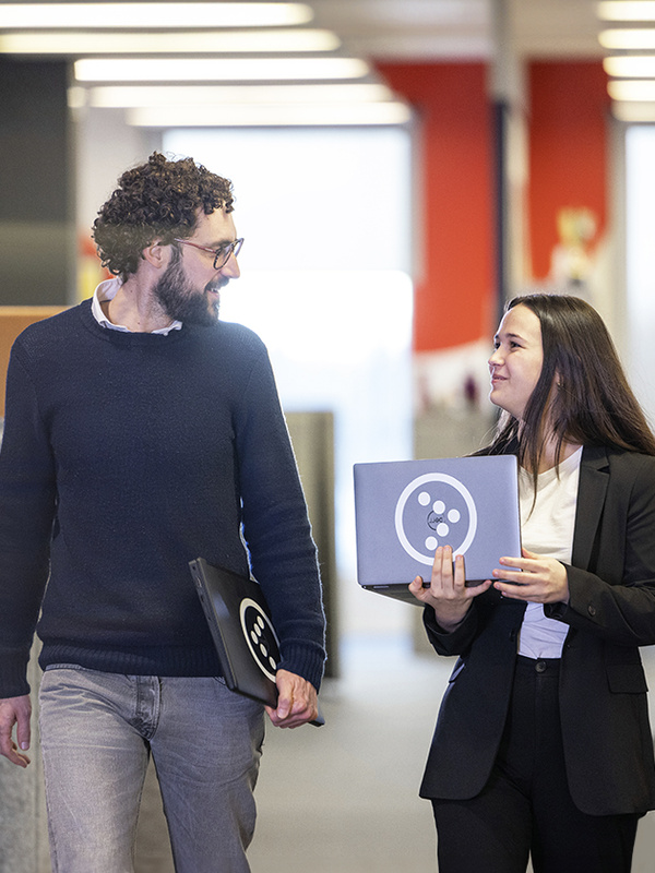 Twee collega's met laptops op kantoor